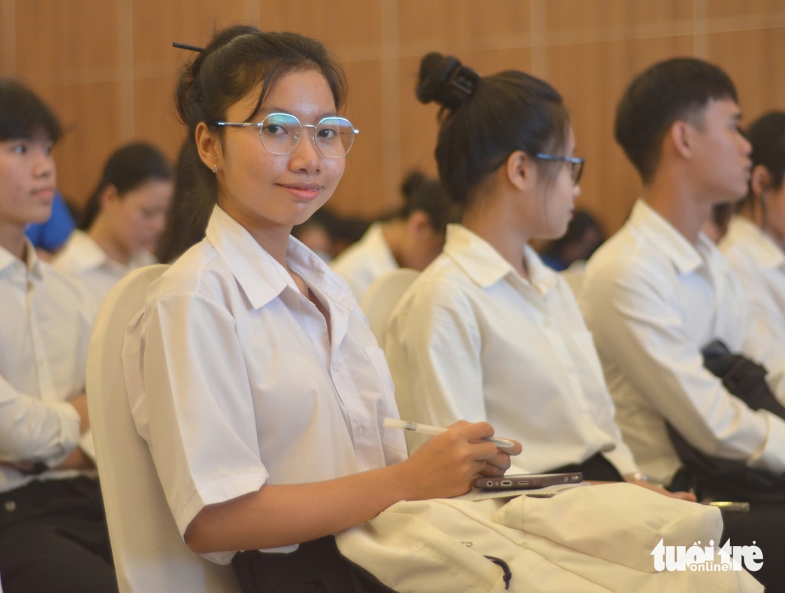 Nuôi con vào Đại học Nông lâm TP.HCM, mẹ làm nghề… nhổ tóc khắp xóm: 'Học bổng là may mắn cho con' - Ảnh 3. Tiếp sức đến trường - Ảnh 6.