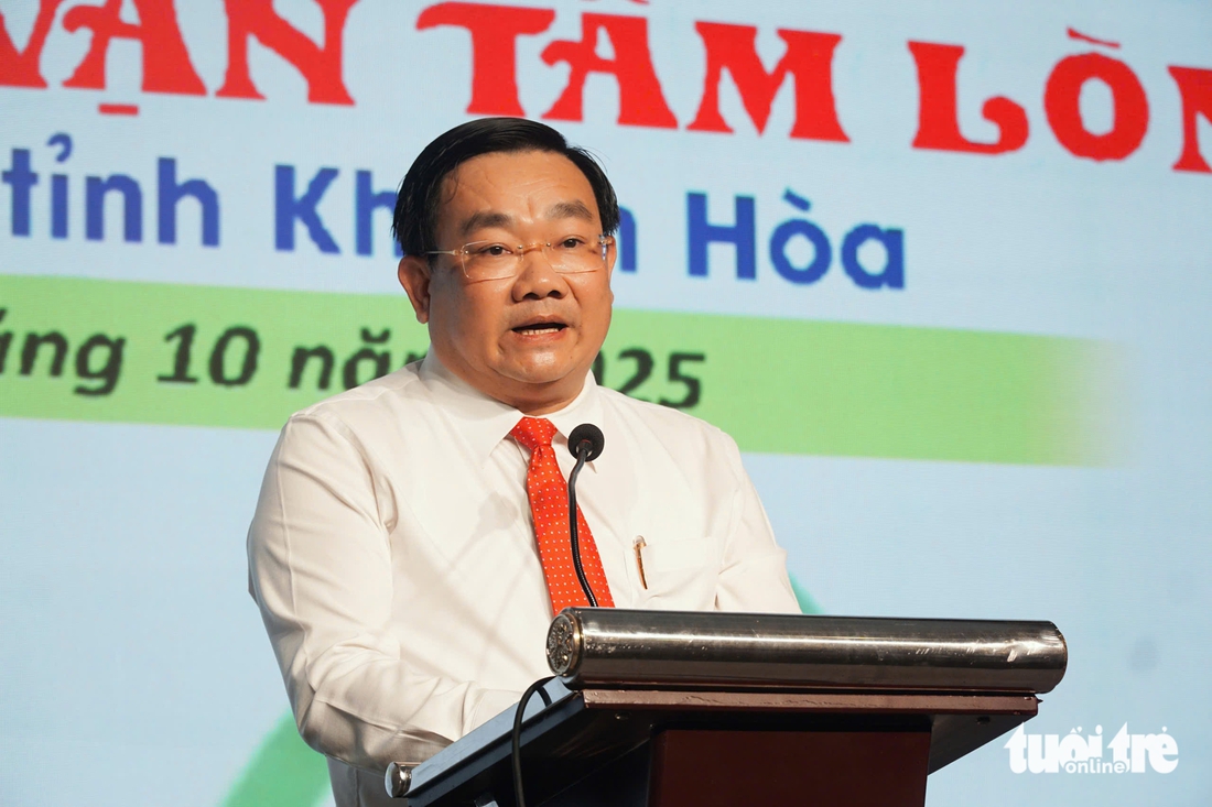 Người mẹ phụ hồ rụt rè ở lễ học bổng của con: 'Lần đầu tới chỗ lớn vầy, số tiền lớn với mẹ con tôi' - Ảnh 8. Tiếp sức đến trường - Ảnh 8.