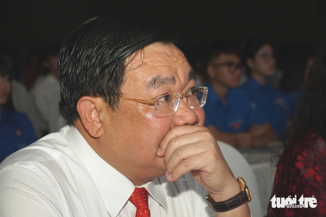 K Xuôn mất cha ngay ngày đậu đại học, 'ngọn đèn' học tập của gia đình 9 anh em được nhận học bổng - Ảnh 2. Tiếp sức đến trường - Ảnh 2.