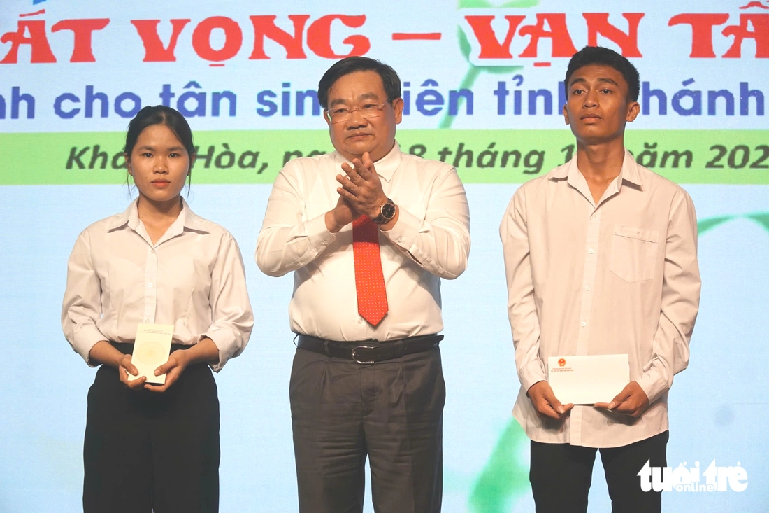 Lễ trao học bổng nhiều nước mắt, Chủ tịch và Phó chủ tịch UBND tỉnh Khánh Hòa trao tặng 20 triệu - Ảnh 1. Tiếp sức đến trường - Ảnh 1.