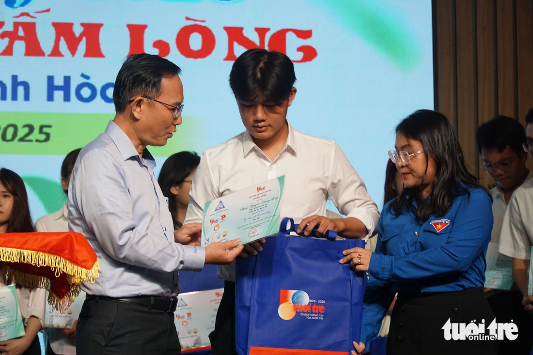 Lễ trao học bổng nhiều nước mắt, Chủ tịch và Phó chủ tịch UBND tỉnh Khánh Hòa trao tặng 20 triệu - Ảnh 17. Tiếp sức đến trường - Ảnh 14.