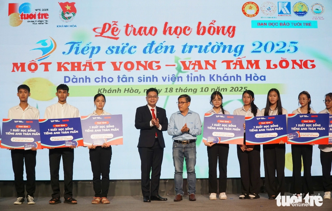 Lễ học bổng nhiều nước mắt, Chủ tịch và Phó chủ tịch tỉnh Khánh Hòa tặng 20 triệu cho 2 SV nghèo - Ảnh 16. Tiếp sức đến trường - Ảnh 12.