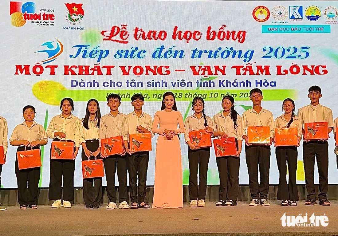 Lễ học bổng nhiều nước mắt, Chủ tịch và Phó chủ tịch tỉnh Khánh Hòa tặng 20 triệu cho 2 SV nghèo - Ảnh 24. Lễ học bổng nhiều nước mắt, Chủ tịch và Phó chủ tịch tỉnh Khánh Hòa tặng 20 triệu cho 2 SV nghèo - Ảnh 24.