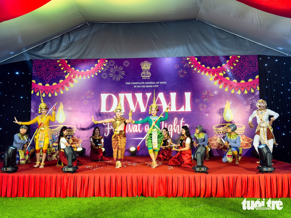 - Ảnh 1. Lung linh Lễ hội Ánh sáng Diwali giữa TP.HCM - Ảnh 1.