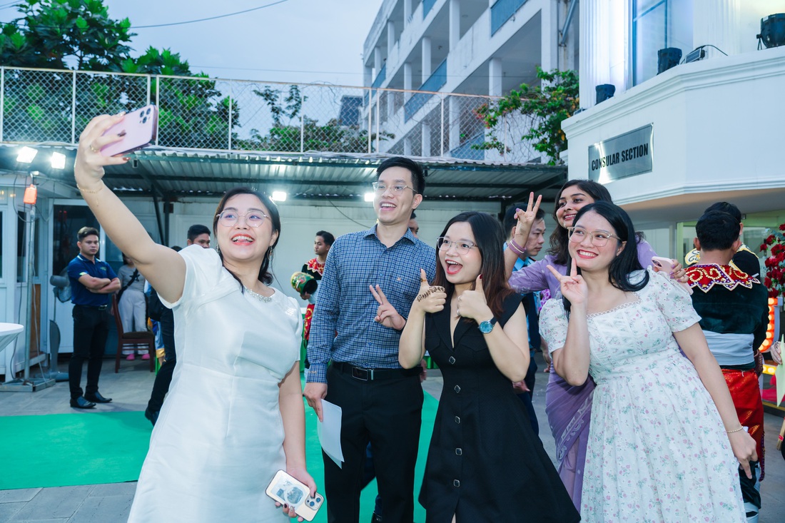 Lung linh Lễ hội Ánh sáng Diwali giữa TP.HCM - Ảnh 4. Lễ hội ánh sáng - Ảnh 4.