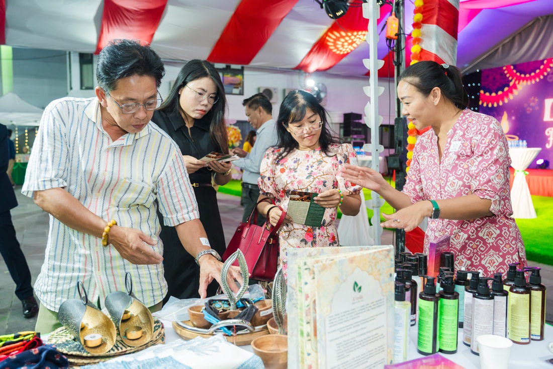 Lung linh Lễ hội Ánh sáng Diwali giữa TP.HCM - Ảnh 5. Lễ hội ánh sáng - Ảnh 5.