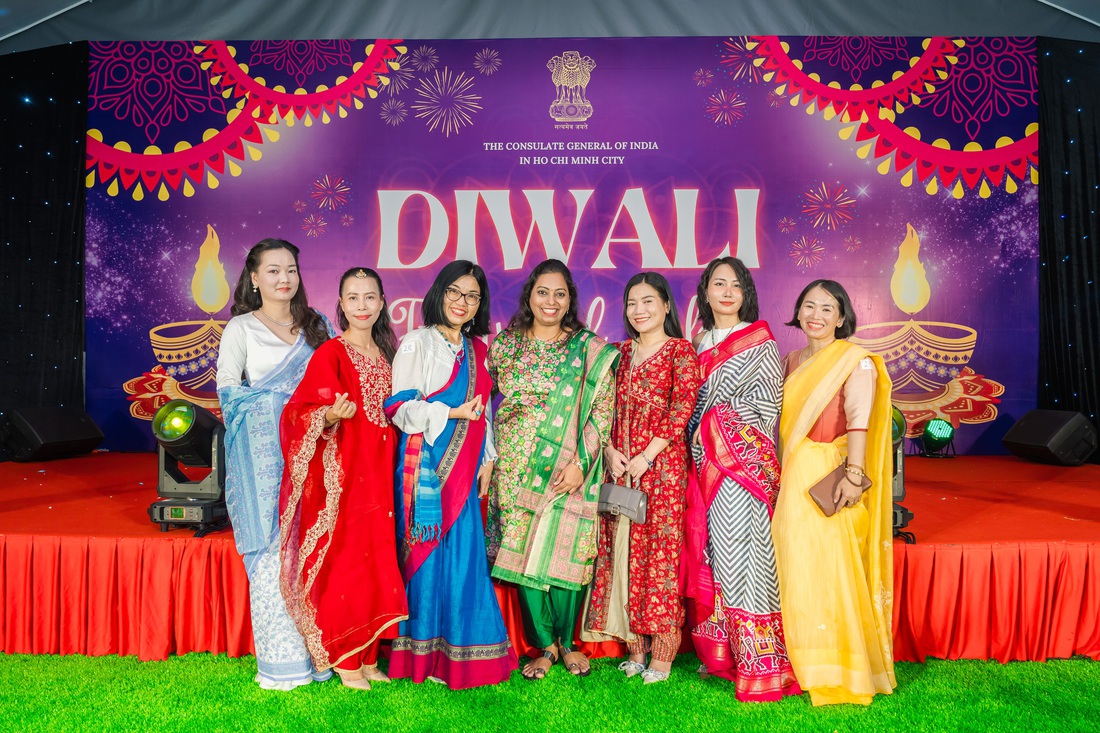Lung linh Lễ hội Ánh sáng Diwali giữa TP.HCM - Ảnh 7. Lung linh Lễ hội Ánh sáng Diwali giữa TP.HCM - Ảnh 7.