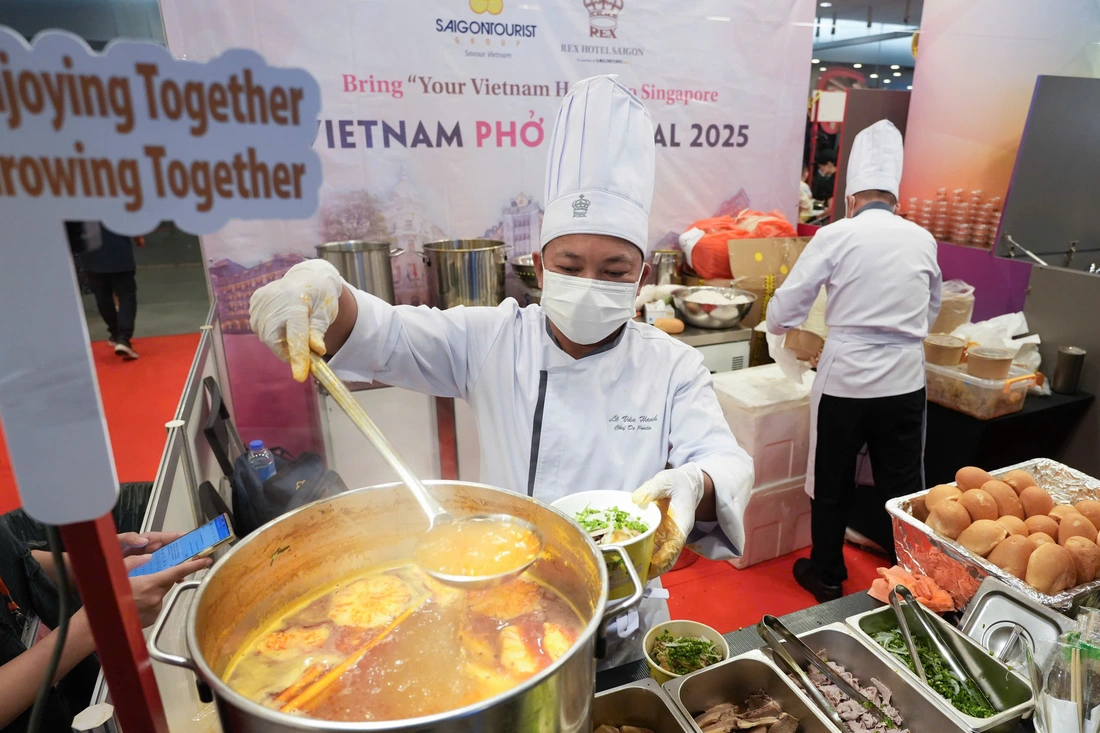 Vietnam Phở Festival vừa khai mạc: Phở cháy hàng, bún bò Huế và bánh mì chẳng kém - Ảnh 4.