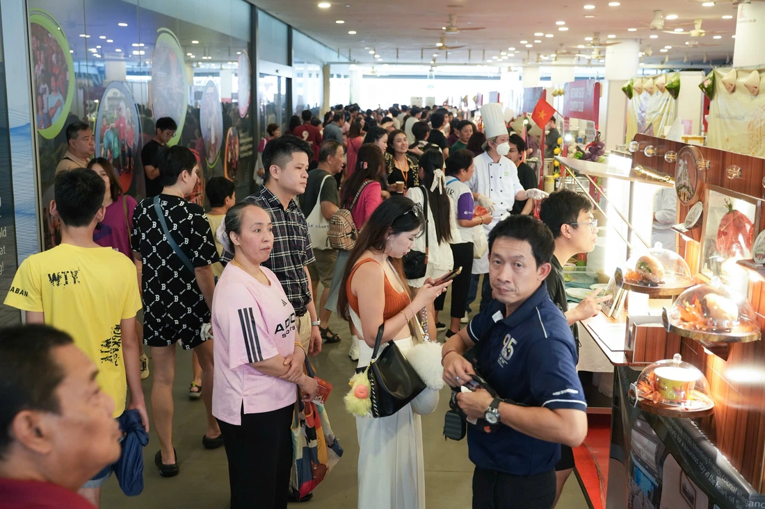 Vietnam Phở Festival vừa khai mạc: Phở cháy hàng, bún bò Huế và bánh mì chẳng kém - Ảnh 8. Vietnam Phở Festival - Ảnh 8.