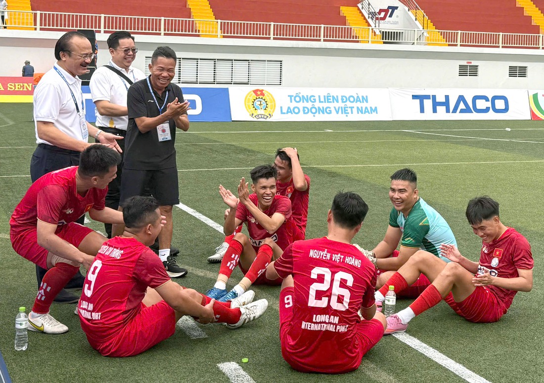 Sinh viên Đại học Nguyễn Tất Thành thực hành chụp ảnh bóng đá: Hơn cả một trải nghiệm - Ảnh 14.