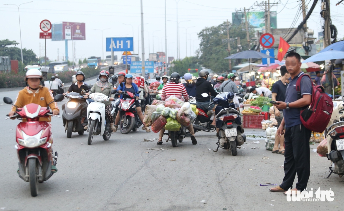 Xe máy nối đuôi chạy ngược chiều ở TP.HCM, nhiều đường trở thành 'làn' riêng của người vi phạm - Ảnh 9. ngược chiều - Ảnh 9.