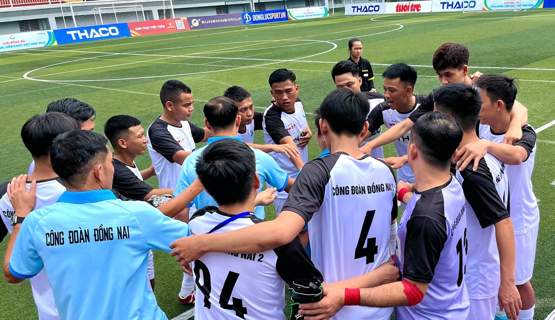 Sinh viên Đại học Nguyễn Tất Thành thực hành chụp ảnh bóng đá: Hơn cả một trải nghiệm - Ảnh 1.