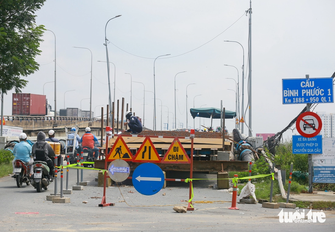 Cầu Bình Phước 1 dựng cầu sắt tạm để ‘thần đèn’ nâng lên 1,25m - Ảnh 1.