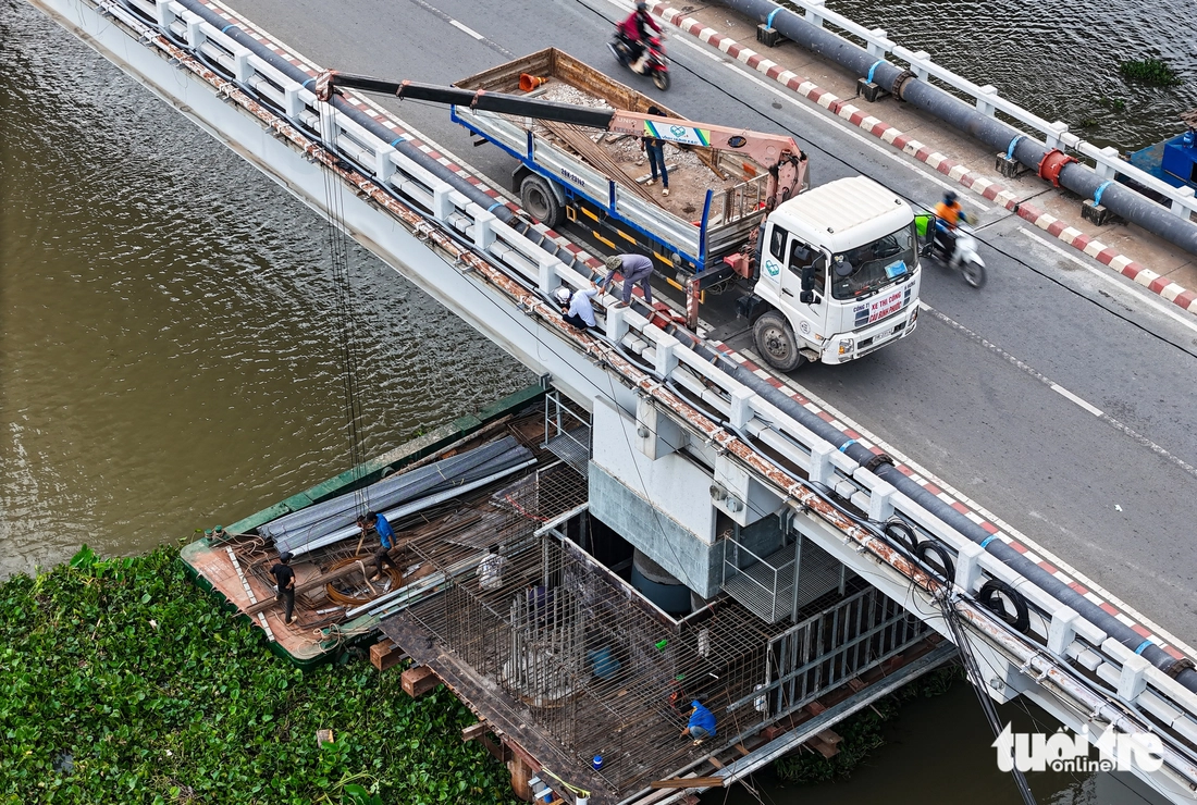 Cầu Bình Phước 1 dựng cầu sắt tạm để ‘thần đèn’ nâng lên 1,25m - Ảnh 7.