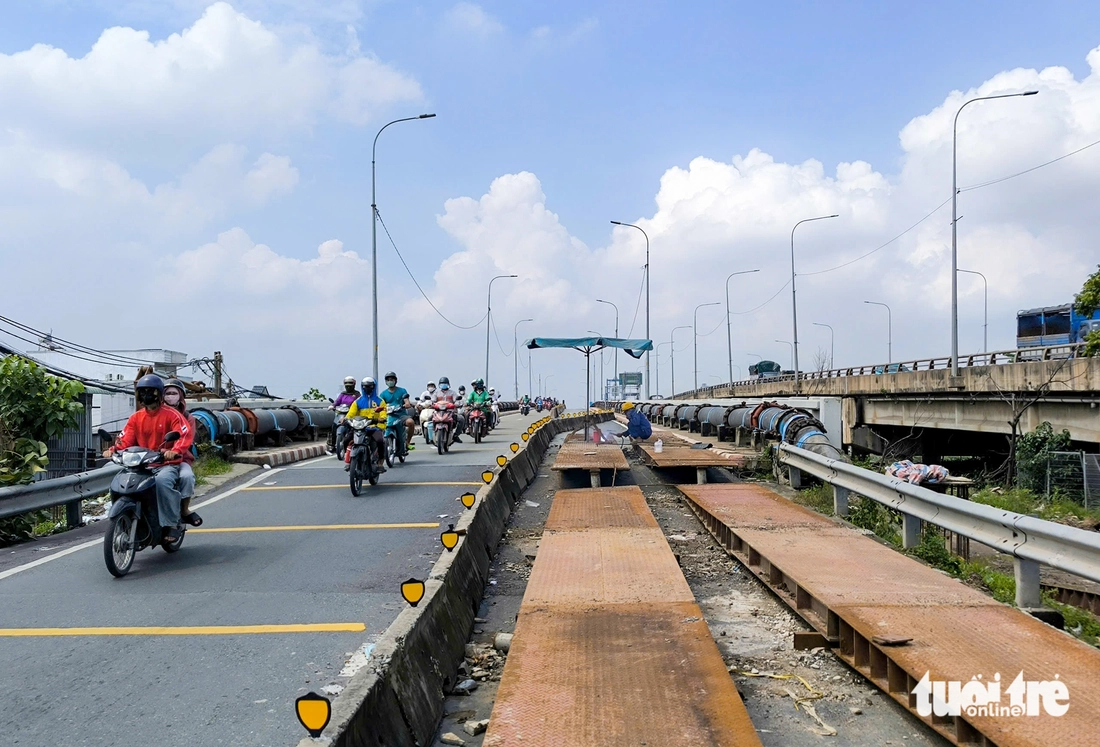 Cầu Bình Phước 1 dựng cầu sắt tạm để ‘thần đèn’ nâng lên 1,25m - Ảnh 10.
