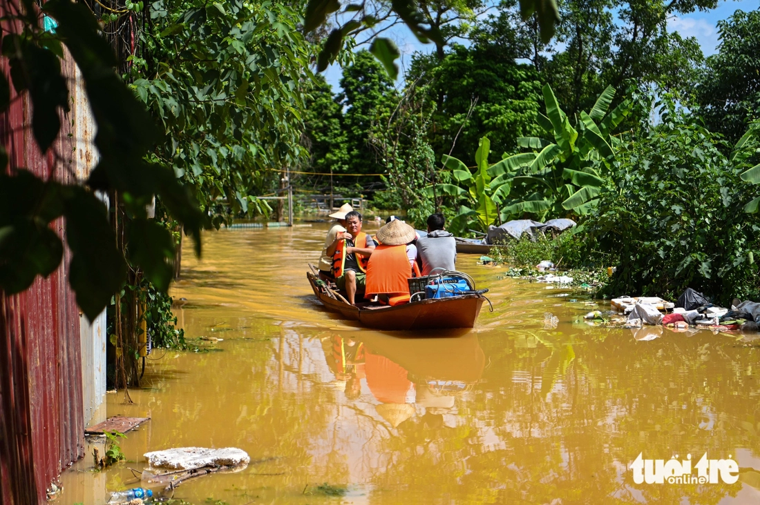 Sống giữa con nước ở Hà Nội trong ngày lũ sông Hồng đạt đỉnh - Ảnh 17.