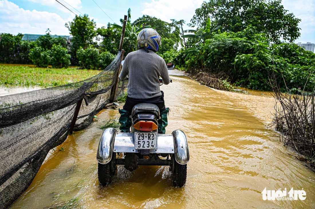 Sống giữa con nước ở Hà Nội trong ngày lũ sông Hồng đạt đỉnh - Ảnh 8.