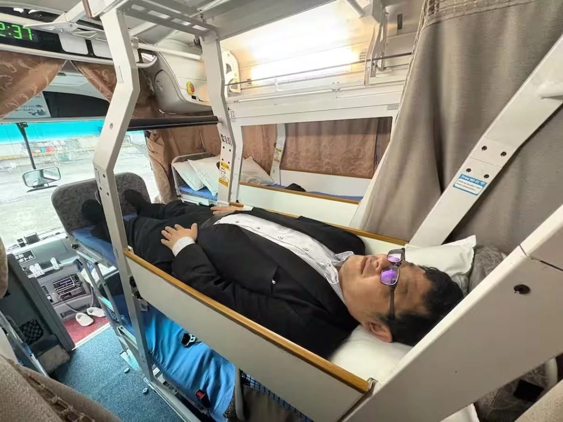 Xe giường nằm độc đáo: Có vách ngăn, khách phải thắt dây an toàn, chỉ có thể nằm khi xe đi - Ảnh 3.