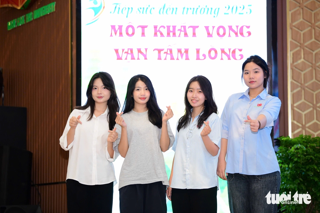 TIẾP SỨC ĐẾN TRƯỜNG - Ảnh 1.