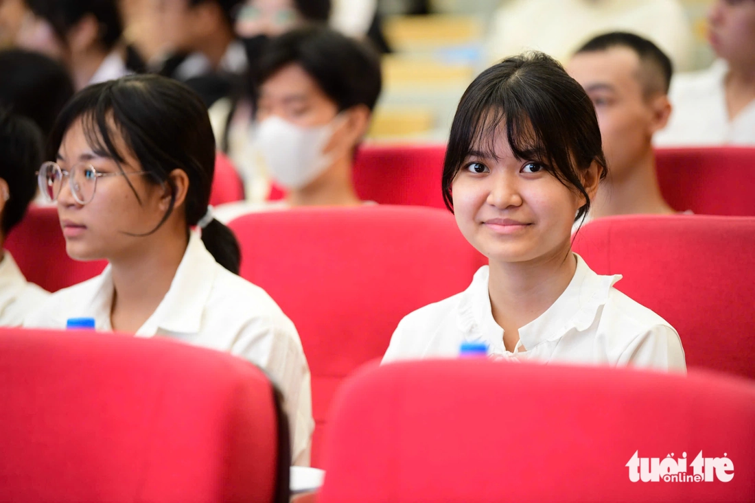 Người mẹ đơn thân cuối hội trường: Con trai đậu ĐH Sư phạm kỹ thuật, đi dự lễ học bổng từ 3h sáng - Ảnh 4. TIẾP SỨC ĐẾN TRƯỜNG - Ảnh 16.
