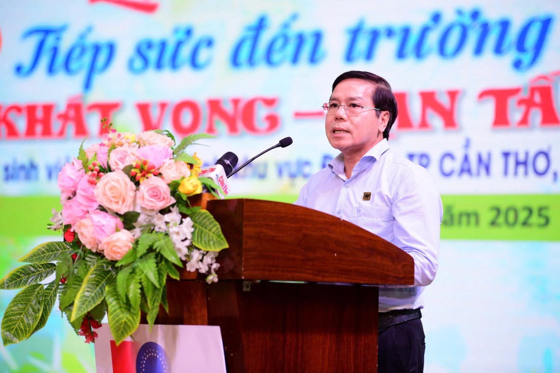 Vợ chồng nghèo làm nghề trói cua nuôi con HS giỏi tỉnh, nghe học bổng 15 triệu 'mừng không ngủ' - Ảnh 5. TIẾP SỨC ĐẾN TRƯỜNG - Ảnh 12.