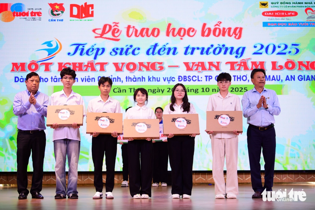 TIẾP SỨC ĐẾN TRƯỜNG - Ảnh 9.