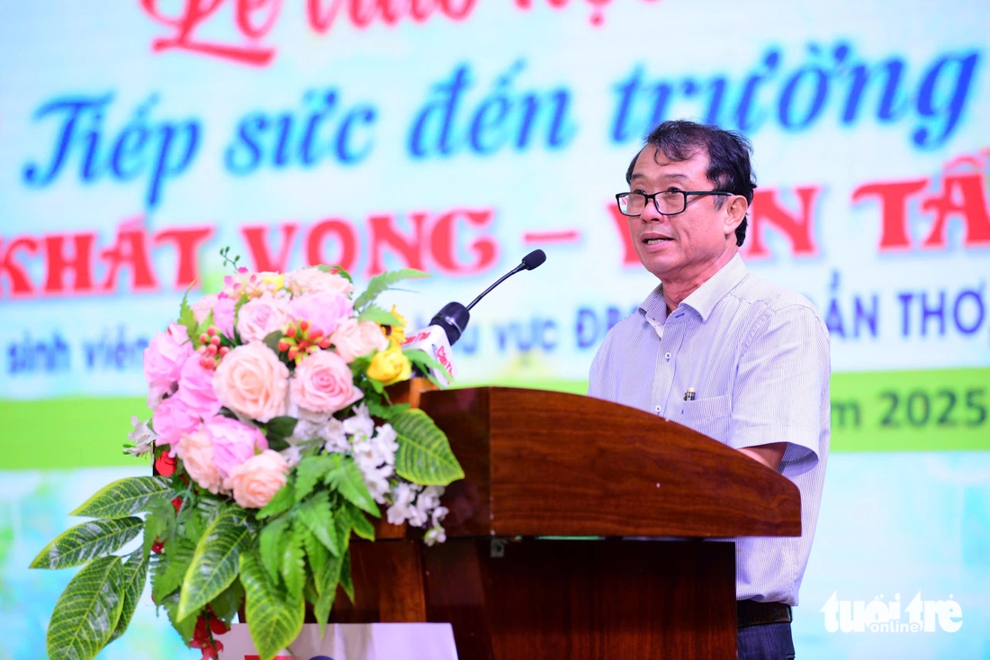 55 triệu đồng tặng nam SV cạo hạt điều nuôi mẹ liệt chân: 'Tôi không bỏ cuộc, không để mất mẹ và em' - Ảnh 13. TIẾP SỨC ĐẾN TRƯỜNG - Ảnh 11.