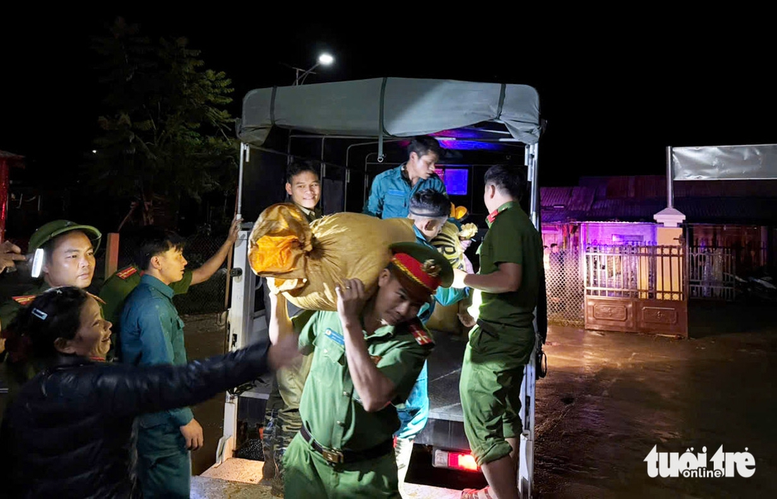 Công an, bộ đội kịp di dời hàng chục người dân nơi có nguy cơ sạt lở đến nơi an toàn trong đêm - Ảnh 1.