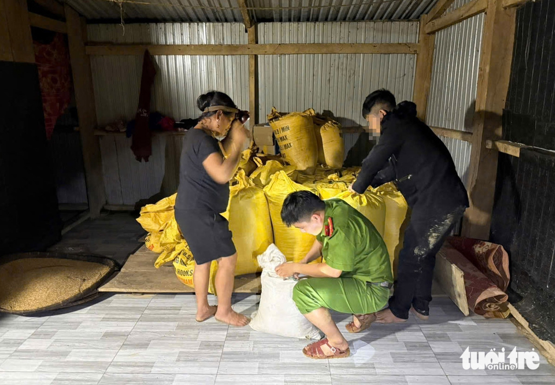 Công an, bộ đội kịp di dời hàng chục người dân nơi có nguy cơ sạt lở đến nơi an toàn trong đêm - Ảnh 3.