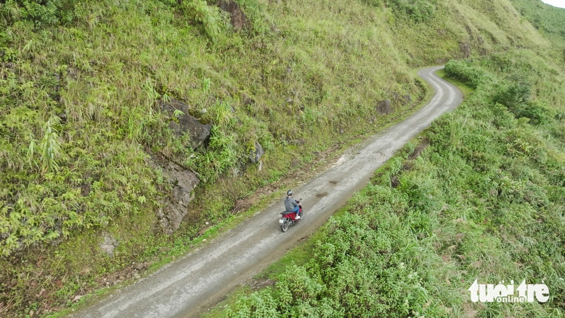 9X Hà Nội phượt xe máy điện hơn 220km lên Tà Xùa: 'Đi được nhưng phải đánh đổi vài điều' - Ảnh 2.