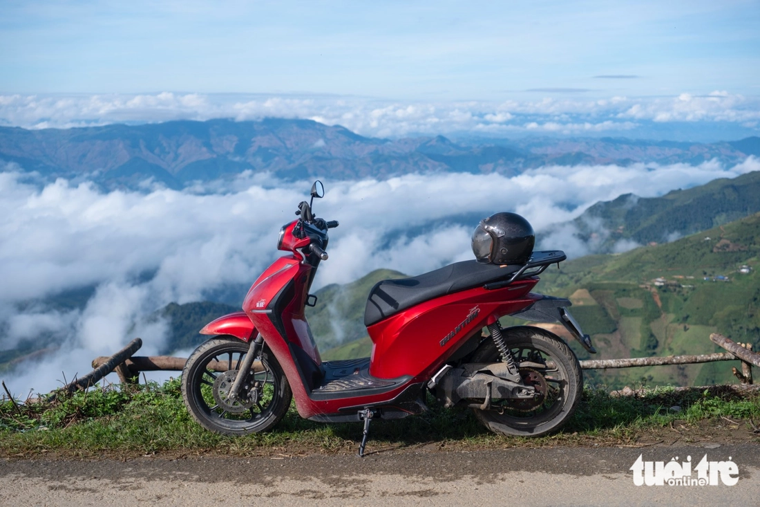 9X Hà Nội phượt xe máy điện hơn 220km lên Tà Xùa: 'Đi được nhưng phải đánh đổi vài điều' - Ảnh 3.