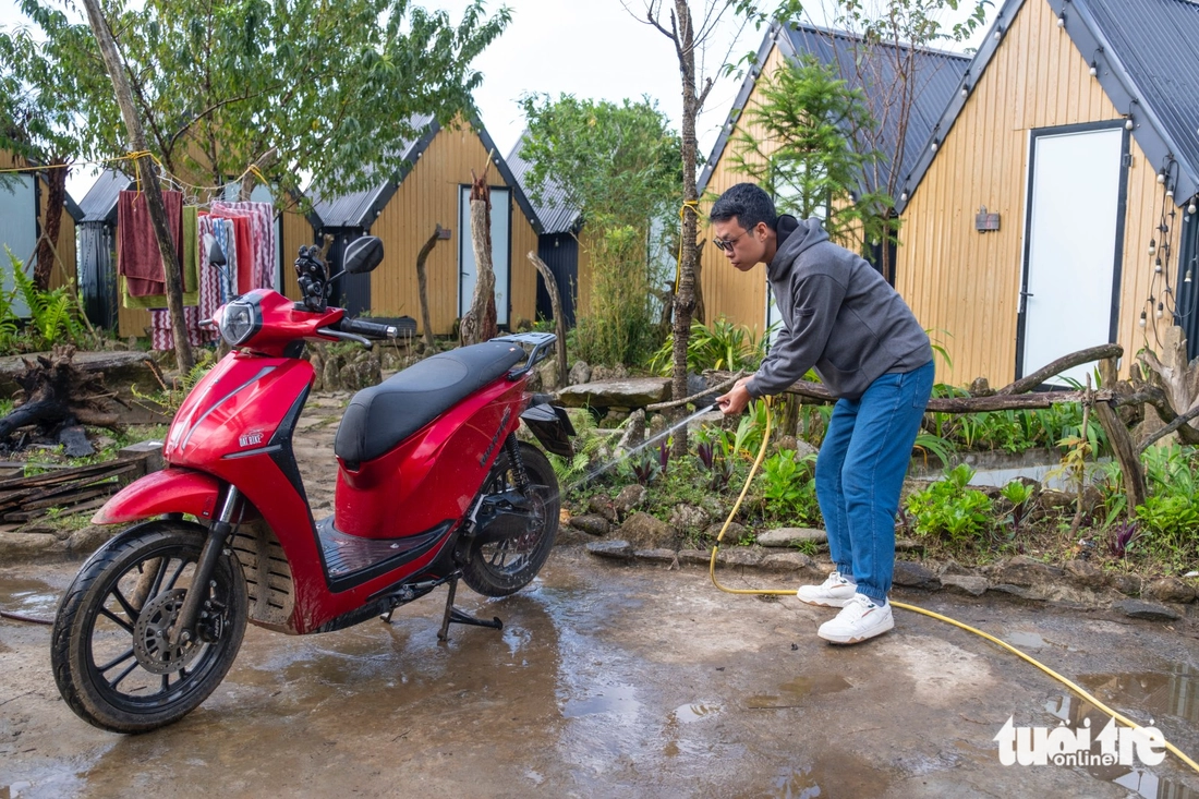 9X Hà Nội phượt xe máy điện hơn 220km lên Tà Xùa: 'Đi được nhưng phải đánh đổi vài điều' - Ảnh 4.