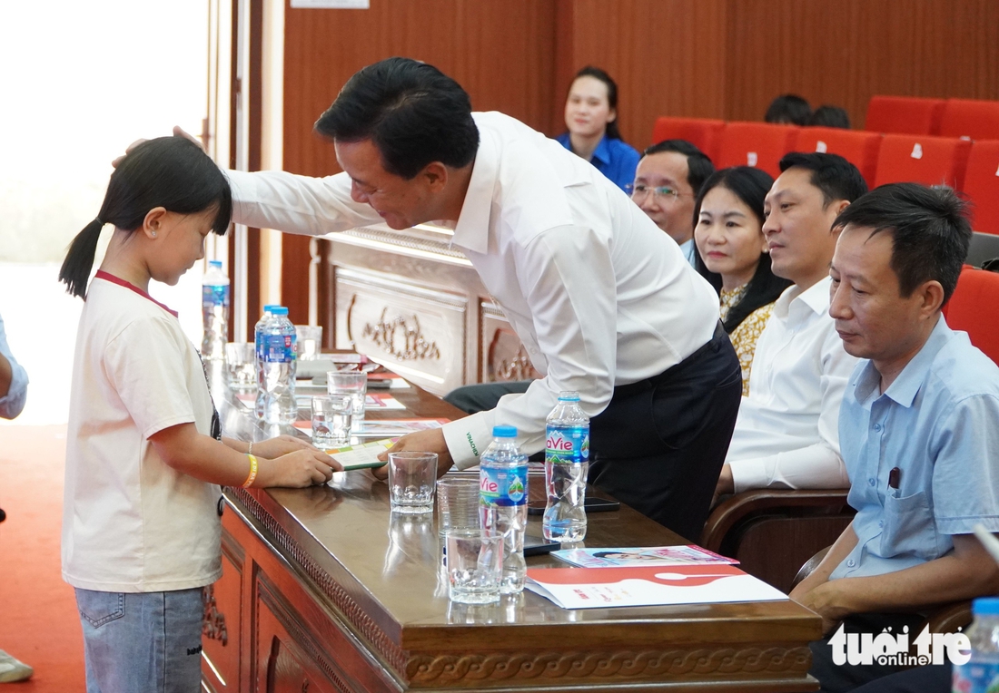 Nước mắt người mẹ nghèo đưa con mắc ung thư nhận học bổng 'Ngăn dòng bỏ học' - Ảnh 5.