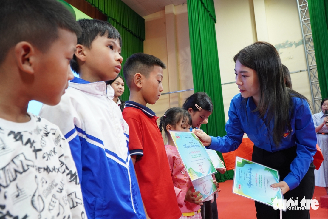 Nước mắt người mẹ nghèo đưa con mắc ung thư nhận học bổng 'Ngăn dòng bỏ học' - Ảnh 6.