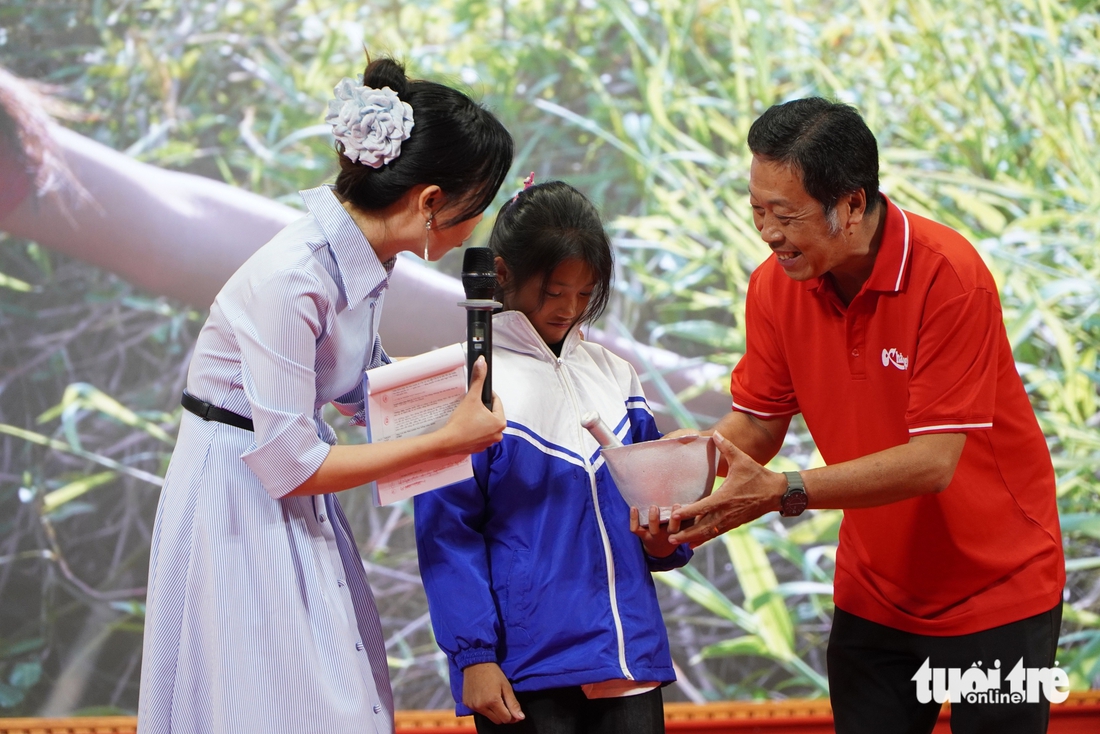 Nước mắt người mẹ nghèo đưa con mắc ung thư nhận học bổng 'Ngăn dòng bỏ học' - Ảnh 10.