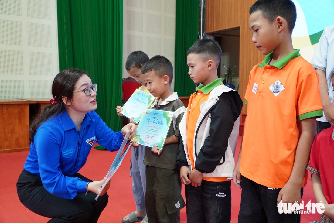 Nước mắt người mẹ nghèo đưa con mắc ung thư nhận học bổng 'Ngăn dòng bỏ học' - Ảnh 11.