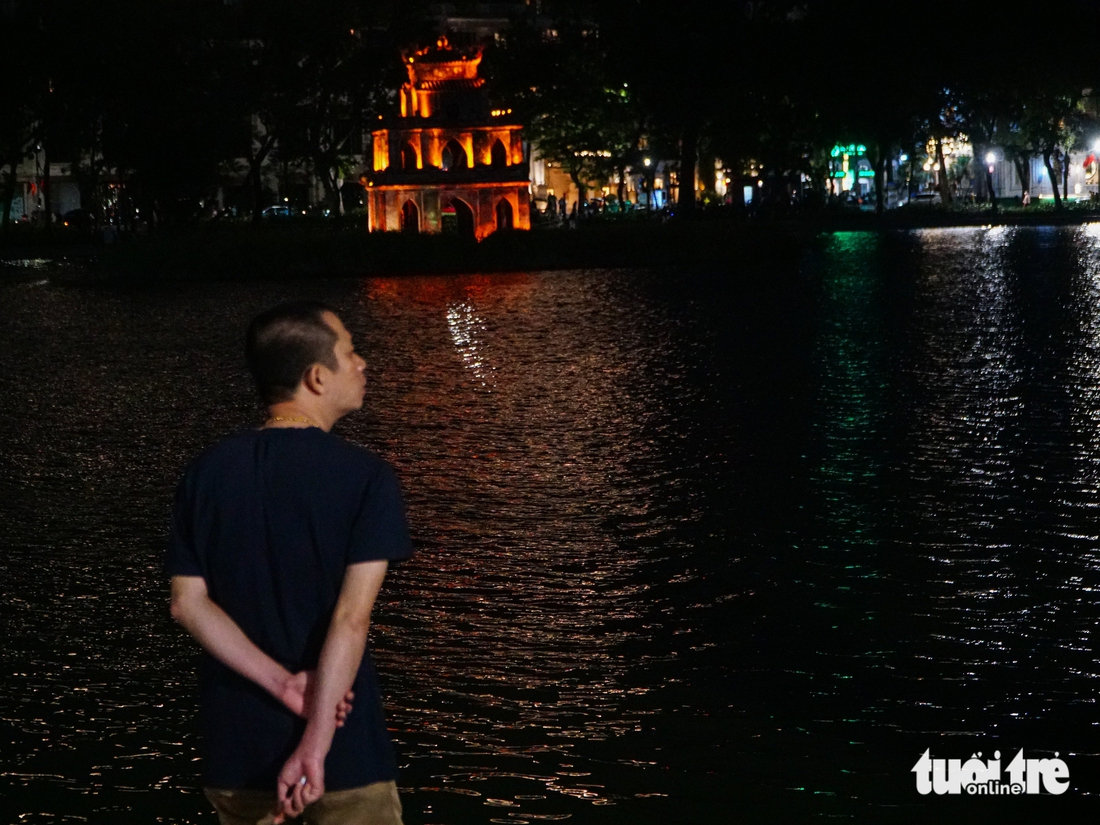Người Hà Nội lên phố 'trà chanh nhà thờ', ăn kem Tràng Tiền 'chill chill' trong gió lạnh đầu mùa - Ảnh 1.