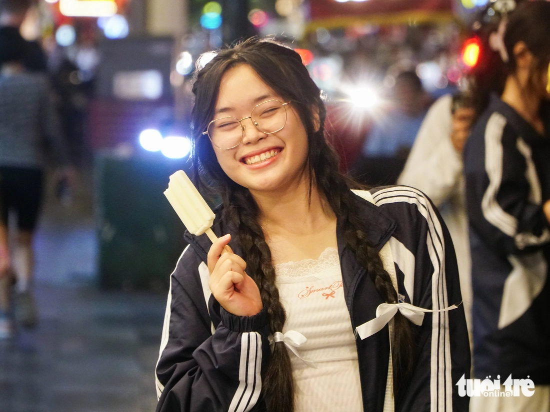 Người Hà Nội lên phố 'trà chanh nhà thờ', ăn kem Tràng Tiền 'chill chill' trong gió lạnh đầu mùa - Ảnh 2.