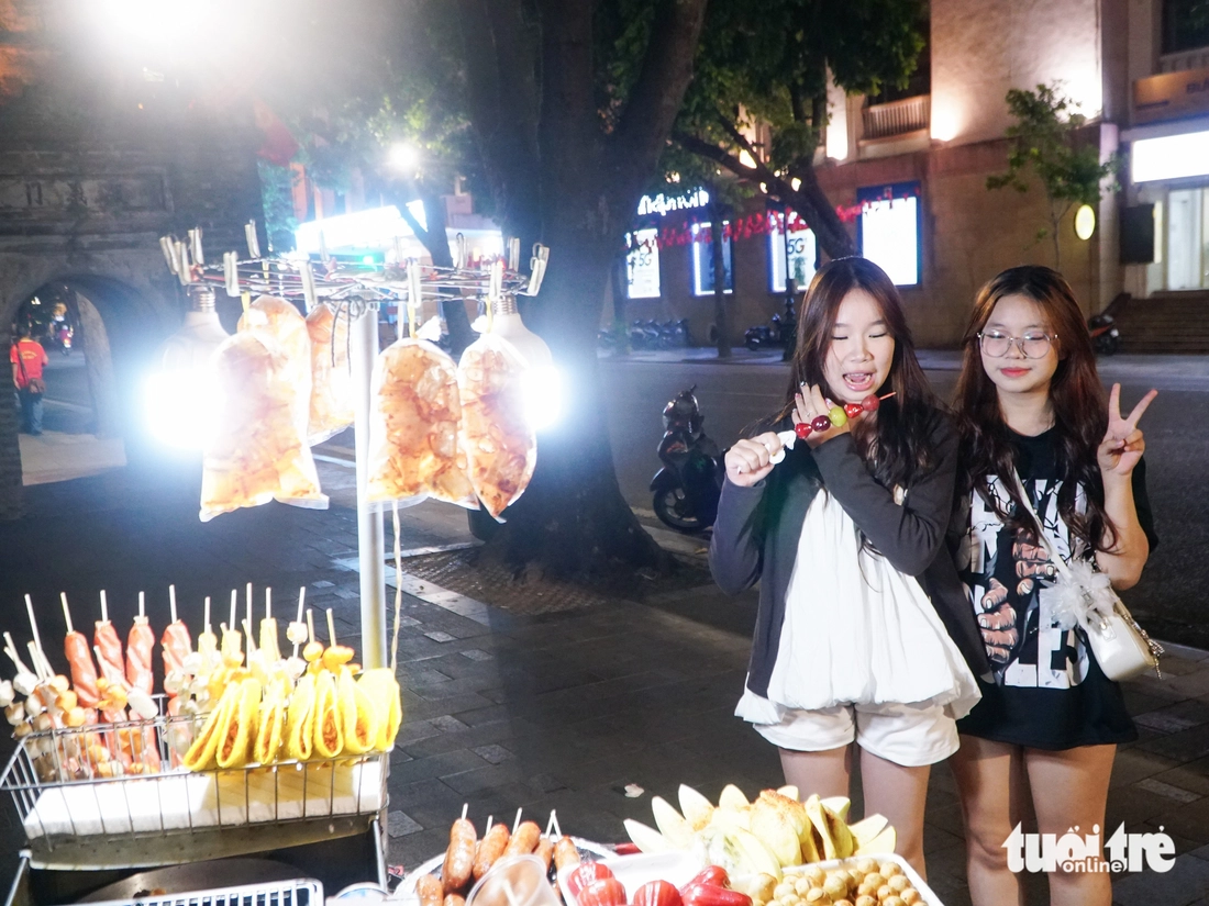 Người Hà Nội lên phố 'trà chanh nhà thờ', ăn kem Tràng Tiền 'chill chill' trong gió lạnh đầu mùa - Ảnh 6.