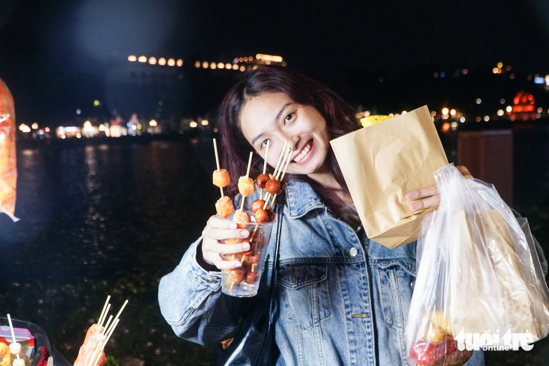 Người Hà Nội lên phố 'trà chanh nhà thờ', ăn kem Tràng Tiền 'chill chill' trong gió lạnh đầu mùa - Ảnh 7.