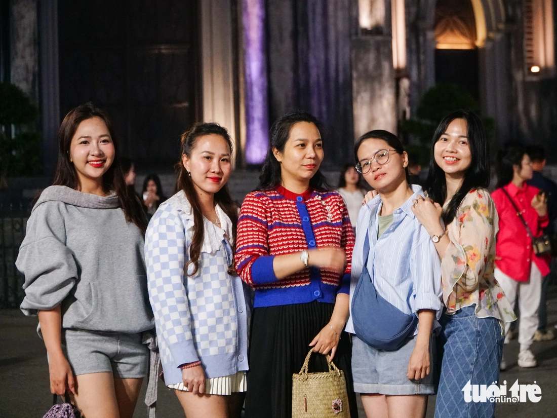 Người Hà Nội lên phố 'trà chanh nhà thờ', ăn kem Tràng Tiền 'chill chill' trong gió lạnh đầu mùa - Ảnh 8.