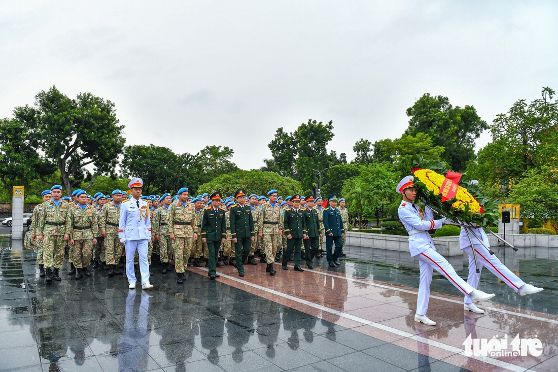 Đội công binh số 3 và Bệnh viện dã chiến cấp 2 số 6 báo công dâng Bác