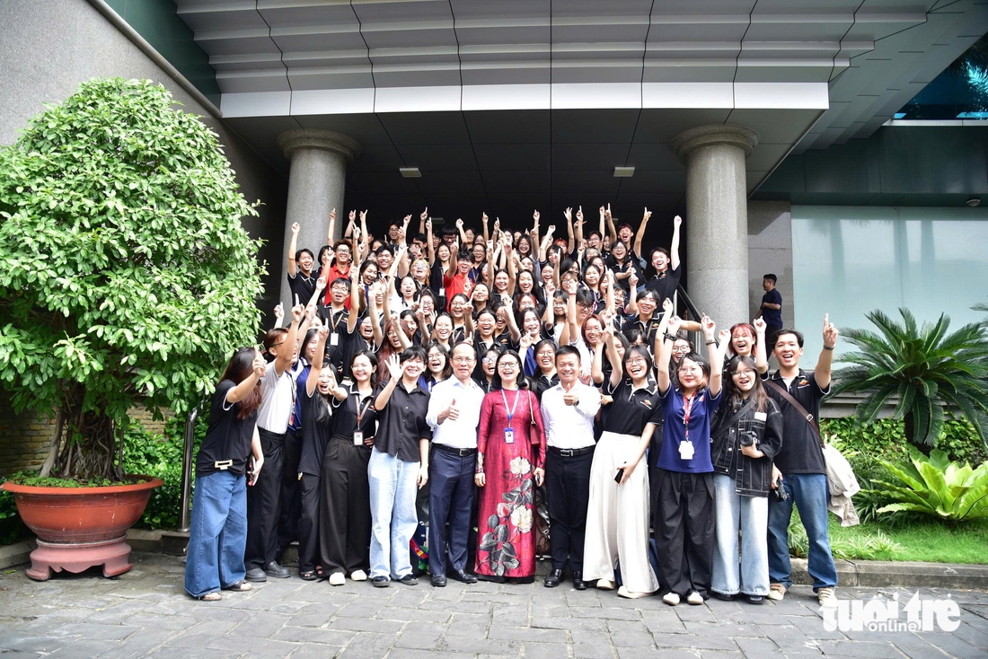 Sinh viên báo chí tìm hiểu bộ quy tắc đạo đức người làm báo tại báo Tuổi Trẻ - Ảnh 1.