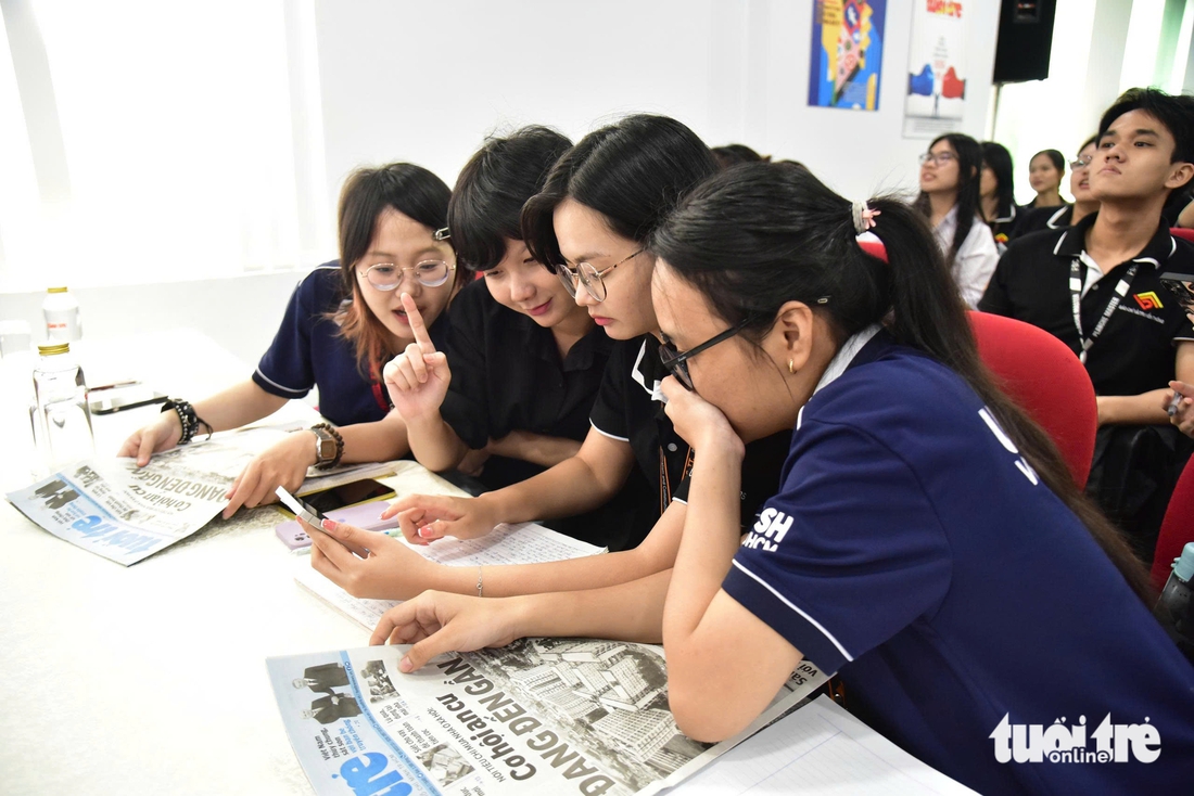 Sinh viên báo chí tìm hiểu bộ quy tắc đạo đức người làm báo tại báo Tuổi Trẻ- Ảnh 3.