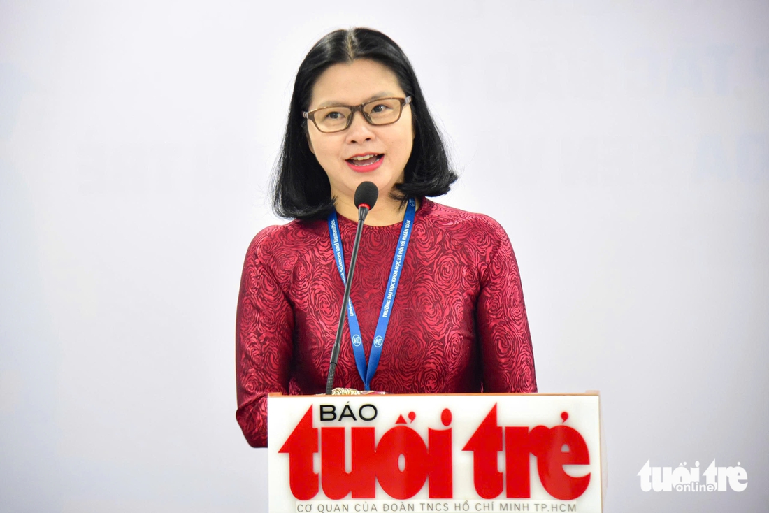 Sinh viên báo chí tìm hiểu bộ quy tắc đạo đức người làm báo tại báo Tuổi Trẻ - Ảnh 4.