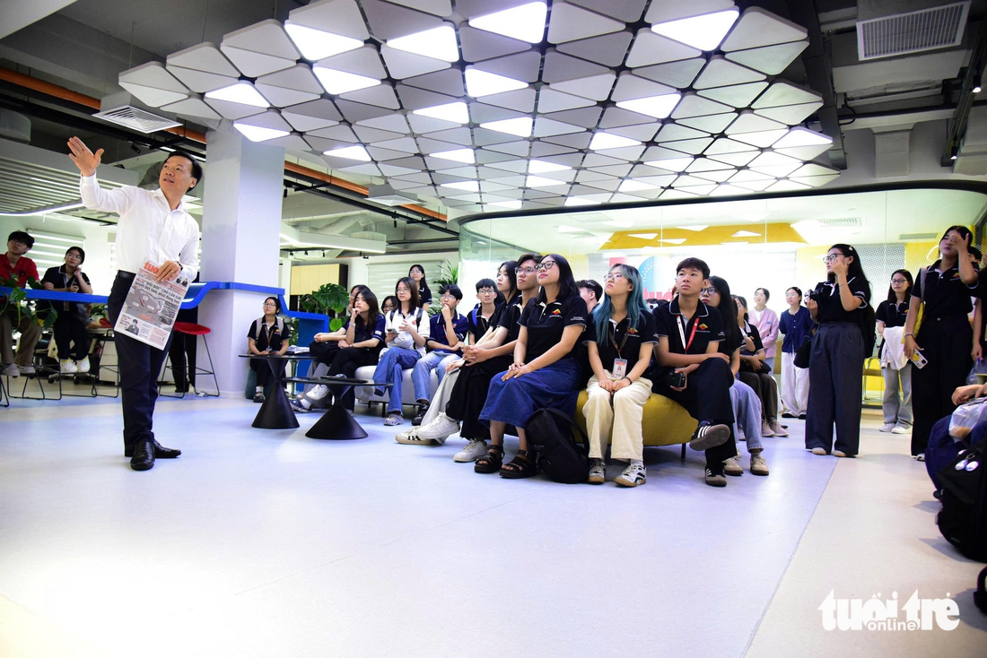 Sinh viên báo chí tìm hiểu bộ quy tắc đạo đức người làm báo tại báo Tuổi Trẻ - Ảnh 5.