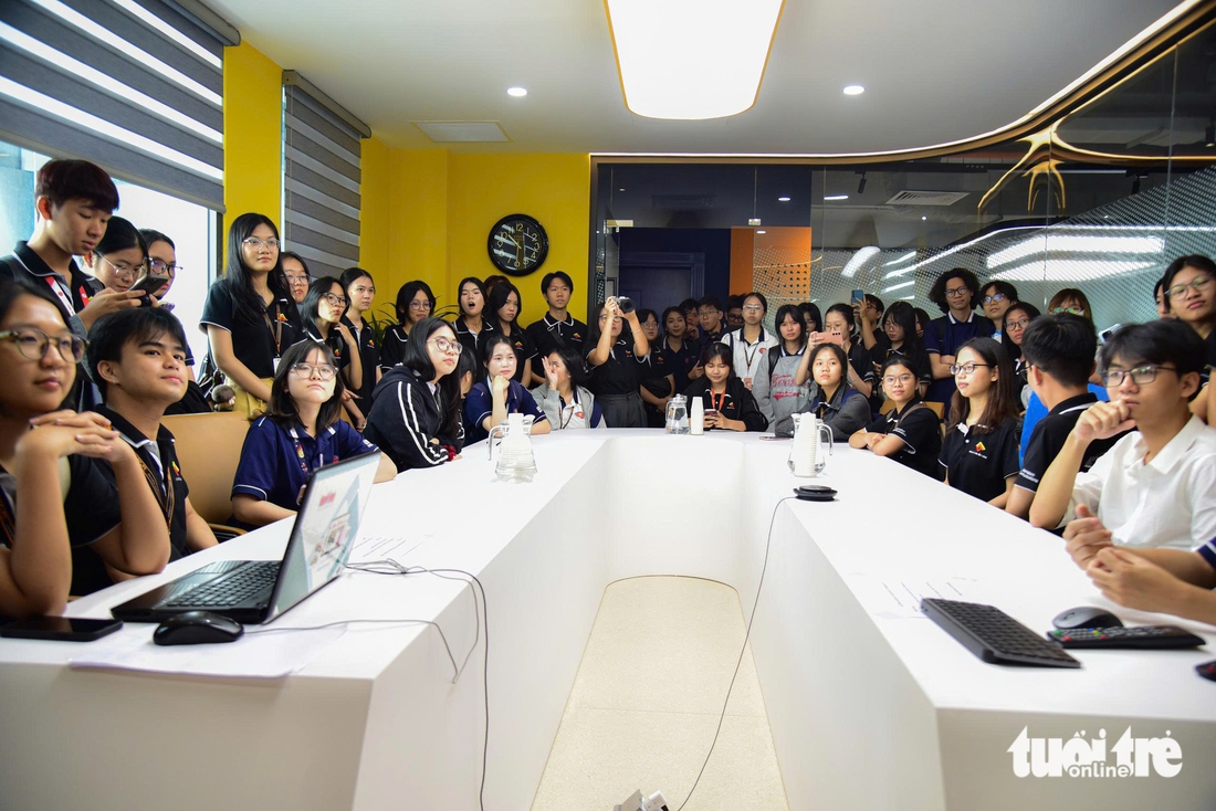 Sinh viên báo chí tìm hiểu bộ quy tắc đạo đức người làm báo tại báo Tuổi Trẻ - Ảnh 7.