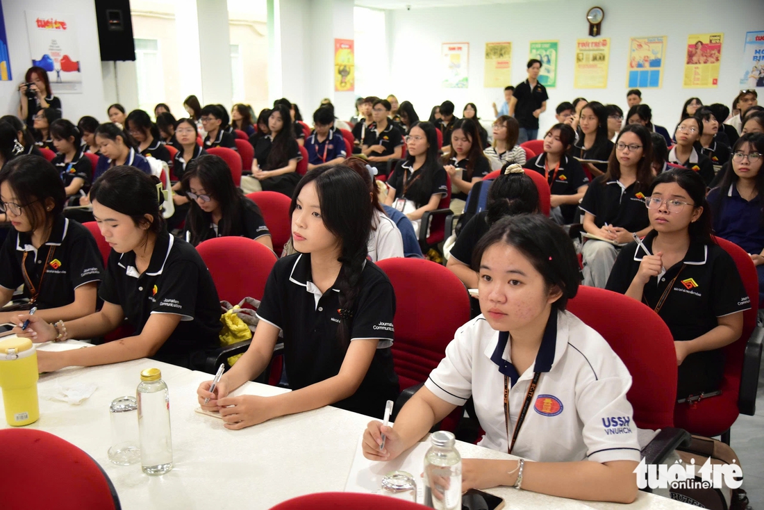 Sinh viên báo chí tìm hiểu bộ quy tắc đạo đức người làm báo tại báo Tuổi Trẻ - Ảnh 7.