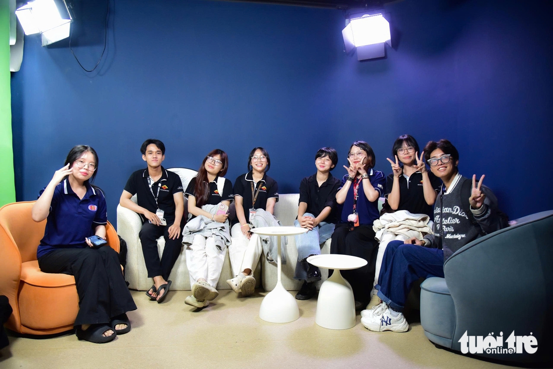 Sinh viên báo chí tìm hiểu bộ quy tắc đạo đức người làm báo tại báo Tuổi Trẻ - Ảnh 12.