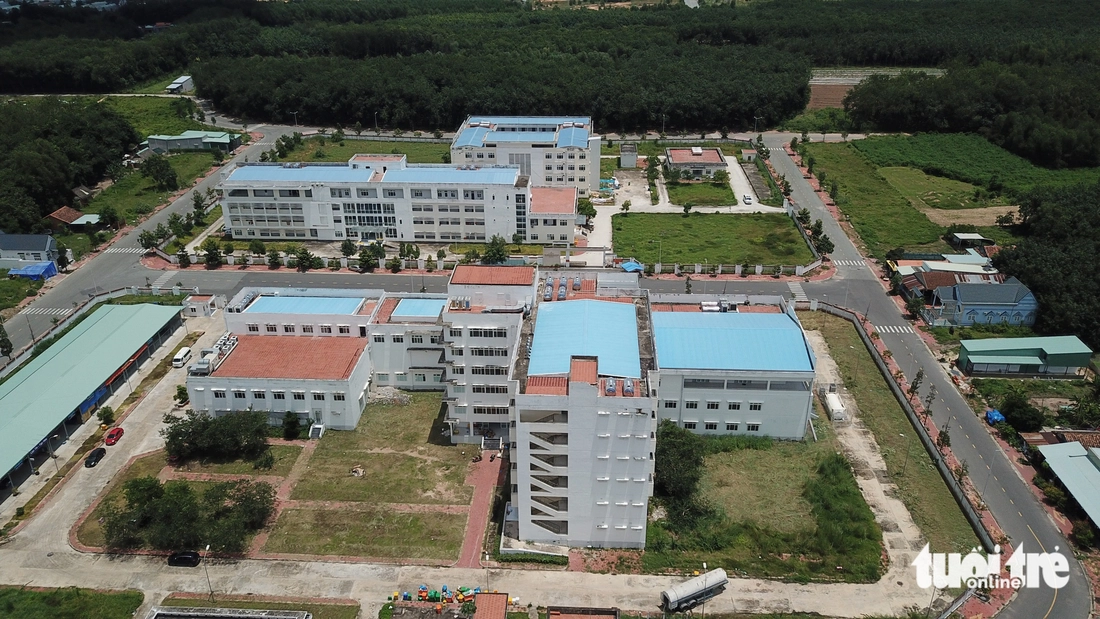 Cận cảnh bệnh viện bỏ hoang Bình Dương chờ bàn giao về TP.HCM - Ảnh 1. bệnh viện bỏ hoang - Ảnh 1.